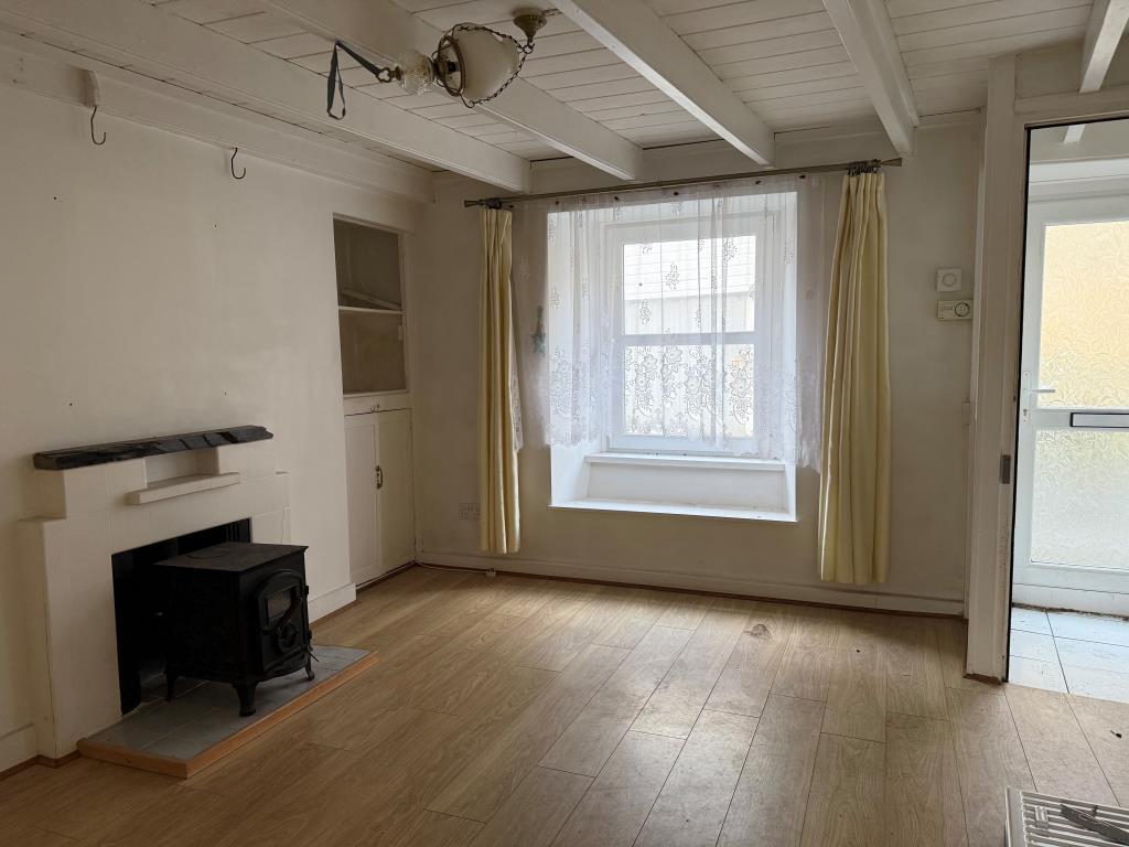 Lot: 106 - TWO-BEDROOM TERRACED COTTAGE FOR UPDATING - Living dining room